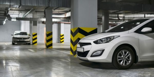 Shutterstock_logementparkingcouple