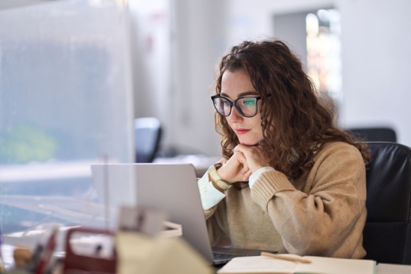 Dans une communication récente, le ministère du Travail et de l’Emploi lance une nouvelle campagne destinée à favoriser le recrutement de jeunes en contrat d’apprentissage par les différents acteurs professionnels. Focus.