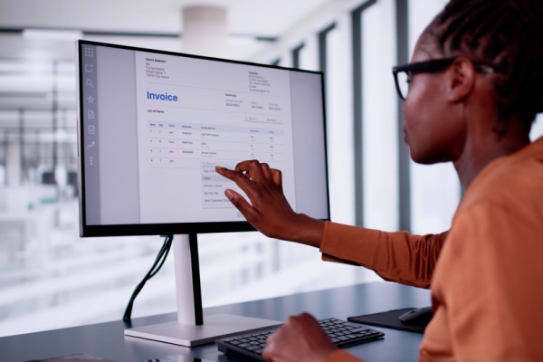 Afin de simplifier la vie des entreprises et d’accélérer leur transition numérique, une réforme d’ampleur est en cours depuis plusieurs années visant à généraliser le recours à la facturation électronique. Dans le cadre de cette réforme, des précisions viennent d’être apportées sur les modalités pratiques de sa mise en œuvre. On fait le point…