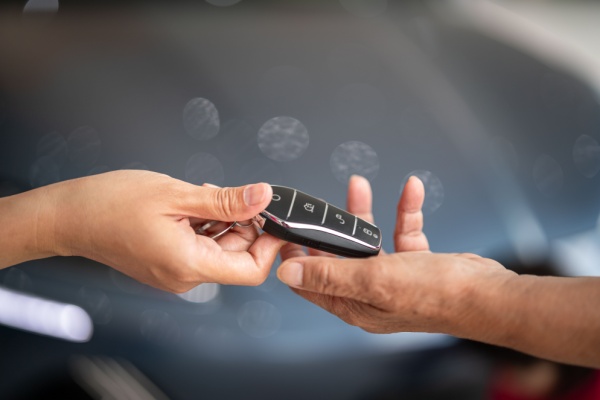Une femme achète une voiture mais, face aux dysfonctionnements du véhicule, elle réclame au vendeur un dédommagement, au titre de la garantie des vices cachés. Ce qu’il refuse, arguant que son action en garantie est prescrite. À tort ou à raison ?