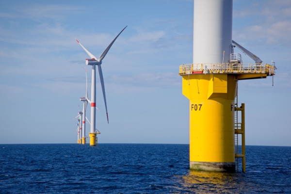 « La mer en débat » est une consultation publique, organisée par la Commission nationale du débat public (CNDP) qui s’est tenue du 20 novembre 2023 au 26 avril 2024. Objectif : collecter les propositions du public pour aboutir à une planification maritime et une planification de l’éolien en mer. Une décision du Gouvernement vient conclure cette première étape.