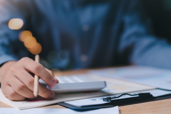 Lors d’un contrôle fiscal, l’administration fiscale rejette la comptabilité d’une société d’achat-revente de voitures d’occasion et recalcule son bénéfice imposable. Mais si la méthode utilisée par l’administration tient compte des recettes oubliées, elle ne tient pas compte des charges correspondantes. Une erreur selon la société… Et selon le juge ?