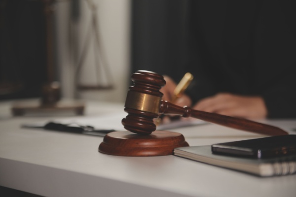 Un particulier, en litige contre l’administration fiscale, constate que cette dernière utilise des arguments devant le juge qu’elle n’avait pas évoqués dans la proposition de rectification. Ces nouveaux arguments seront-ils pris en compte par le juge ?