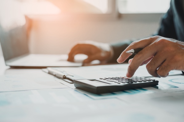 Conformément aux mesures déjà annoncées au printemps dernier, les nouvelles modalités de calcul des indemnités journalières de sécurité sociale (IJSS) en cas de période de référence « incomplète » viennent d’être actées. Explications.