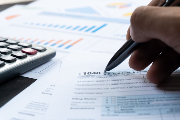 Constatant qu’elle a commis des erreurs dans ses déclarations d’impôt, une société adresse à l’administration fiscale une déclaration rectificative et demande le remboursement de l’impôt indûment payé. Faute de remboursement, elle saisit le juge de la même demande… Une demande irrecevable, selon le juge. Pourquoi ?