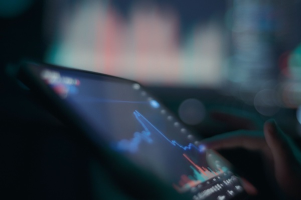 Si les crypto-actifs ont déferlé dans le quotidien de nombreuses personnes, ils restent néanmoins des produits peu compréhensibles pour la majorité et peuvent comporter des risques. L’Union européenne s’est saisie du sujet en créant un cadre. Ce qui impose à la France de s’adapter…