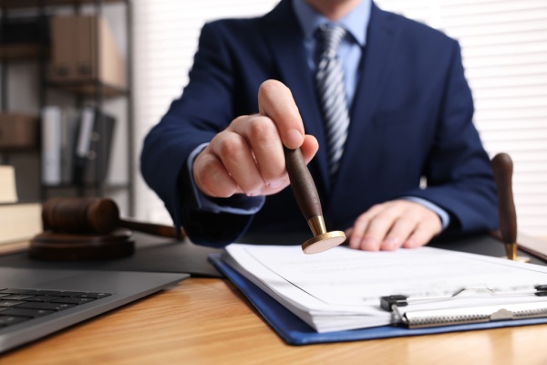 Afin de renforcer le contrôle des antécédents judiciaires des personnes en contact avec les enfants, une attestation d’honorabilité doit à présent être fournie à différents moments de l’exercice professionnel ou bénévole de cette activité. Une plateforme en ligne pour permettre d’obtenir ce document est en cours de déploiement.