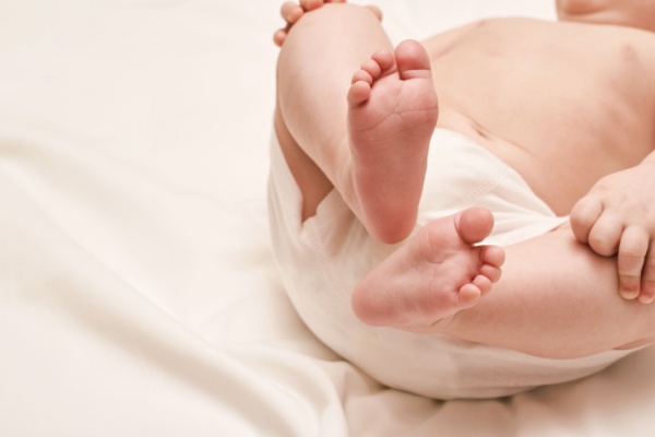 Depuis le 1er novembre 2024, tous les nouveau-nés en France pourront être dépistés de la drépanocytose, une maladie génétique ajoutée au programme national de dépistage néonatal.