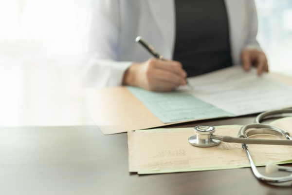 Lors du développement d’un médicament ou d’une nouvelle méthode de soins, différentes phases se succèdent. Proches de la fin de la phase du développement, on retrouve les essais cliniques, c’est-à-dire les essais sur les humains. Depuis 2022, les règles d’autorisations de ces essais ont été modifiées par l’Union européenne et il est temps de s’y conformer…