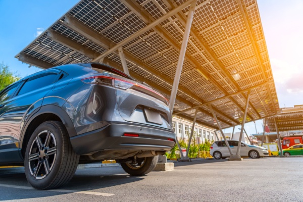 Les gestionnaires d’espaces de stationnements de plus de 1 500 m² doivent mettre en place des systèmes d’ombrières intégrant un procédé de production d’énergies renouvelables. Des précisions sont apportées pour déterminer au mieux les espaces concernés et établir certaines exonérations…