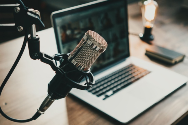 Dans la continuité de sa campagne consacrée à la sécurité au travail lancée en octobre 2024, le ministère a récemment fait la promotion d’un podcast dédié à la prévention et au traitement des accidents du travail. Focus.
