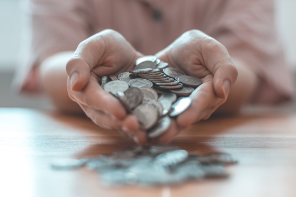La réduction des cotisations patronales Assurance maladie et Allocations familiales dépend du montant du SMIC, appréciée au 31 décembre 2023. Sauf que, le SMIC a été revalorisé le 1er novembre 2024. Quel est alors le montant à prendre en compte pour l’éligibilité à cette réduction patronale ? Clarification.