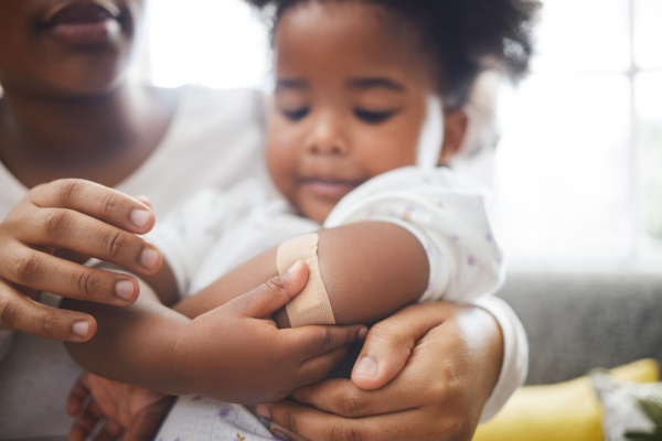 Le suivi de la santé des enfants est une préoccupation majeure qui vient de faire l’objet d’aménagements récents, que ce soit à propos du calendrier des examens médicaux à réaliser, du carnet de santé ou encore du certificat de santé. Retour en détail sur les nouveautés…