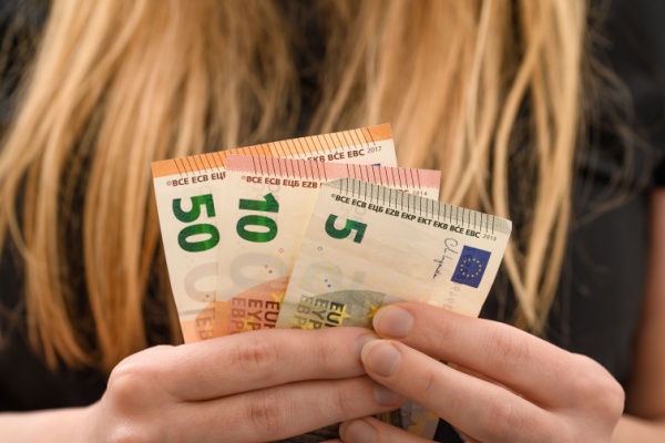 Récemment, la réglementation européenne avait obligé les États membres à s’assurer du caractère adéquat des salaires minimums légaux mis en place. C’est désormais chose faite en France. Explications.