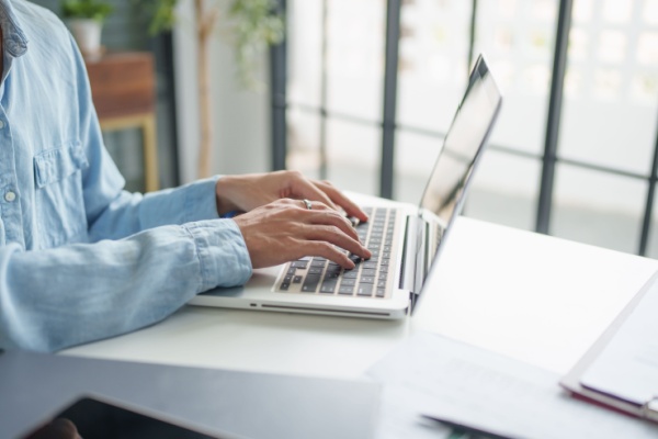 L’activité partielle ou l’activité partielle longue durée (APLD) sont des dispositifs visant à prévenir le licenciement pour motif économique lorsqu’une entreprise connaît une baisse d’activité, durable ou non. En contrepartie de certains engagements, l’employeur peut percevoir une allocation pour chaque salarié placé en activité partielle dont les taux planchers viennent d’être relevés. Explications.