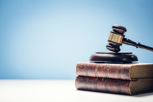 La fin d’année 2024 et le début 2025 des commissaires de justice seront ponctuées de plusieurs ajustements des règles applicables à leur profession. Faisons le point.