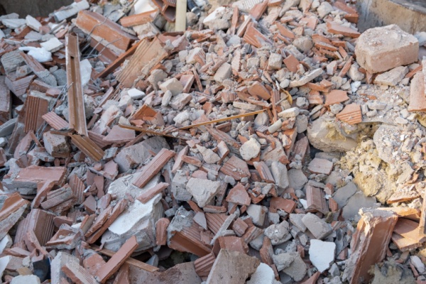 Les distributeurs commercialisant des produits et des matériaux de construction pour le secteur du bâtiment ont l’obligation d’organiser à titre gratuit la reprise des déchets issus de ces produits et matériaux. Mais un aménagement leur permet de déléguer cette reprise des déchets…
