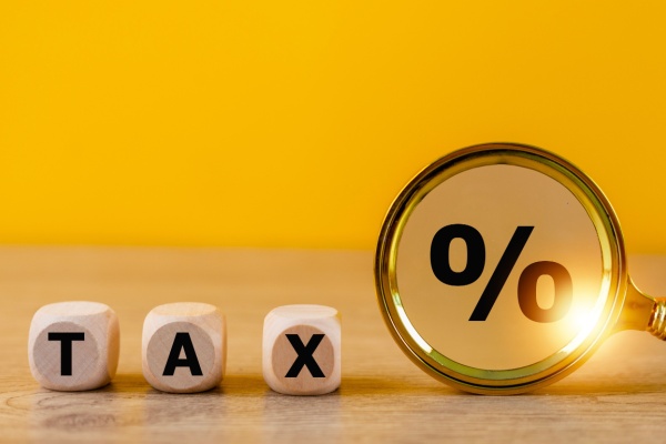 La loi de finances pour 2024 a créé une imposition minimale mondiale pour les groupes d’entreprises multinationales et les groupes nationaux. Les entreprises concernées doivent déposer une déclaration d’information au titre de l’impôt complémentaire, ainsi qu’un relevé de liquidation qui viennent de faire l’objet de précisions. Lesquelles ?