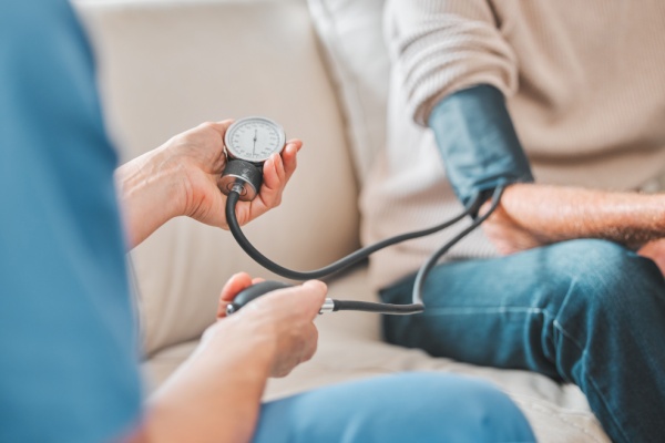 Les tarifs de consultations chez de nombreux professionnels de santé sont encadrés. Un accord signé à l’été 2024 entre l’assurance maladie et les médecins libéraux fait évoluer cette tarification à compter du 22 décembre 2024 en ce qui les concerne.