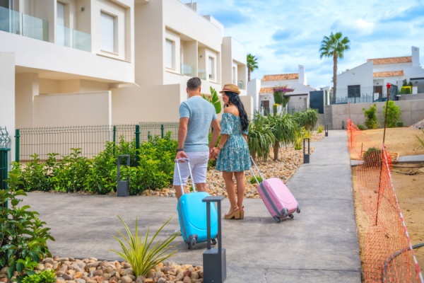 En visant un objectif de régulation de la location meublée de courte durée, la loi Le Meur réforme à nouveau les règles applicables à la location de meublés de tourisme et des chambres d’hôtes, avec au programme, notamment, la généralisation de la déclaration préalable, des restrictions, voire des interdictions de la location dans certains cas, un diagnostic de performance énergétique obligatoire…