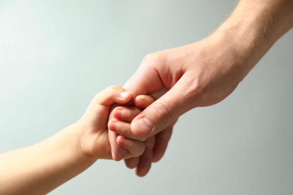 Le parrainage d’enfants permet de mettre en relation des personnes souhaitant donner de leur temps pour construire une relation privilégiée avec un enfant. Ce dispositif, notamment utilisé en cas de prise en charge par le service de l'aide sociale à l'enfance, fait l’objet d’un encadrement grâce à plusieurs grands principes.
