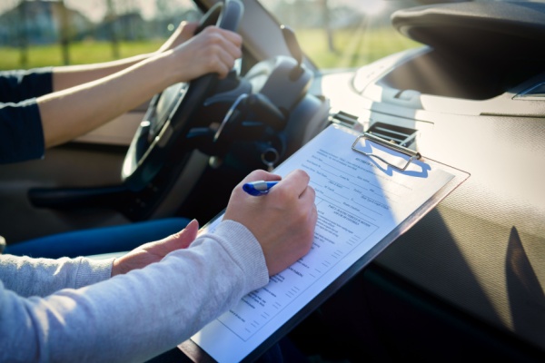 « Mes Points Permis » est une plateforme permettant aux titulaires du permis de conduire de consulter leur solde de points. Elle permet également à présent de télécharger une attestation de droit à conduire sécurisée.