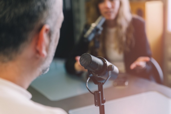 Près de 700 : c’est le nombre de radios associatives en France qui assurent une mission de communication sociale de proximité. C’est pour soutenir ces espaces d’expression et de développement local que le fonds de soutien à l’expression radiophonique locale (FSER) a été créé en 1982. Un fonds modifié pour aider davantage les radios d’outre-mer et des zones rurales…