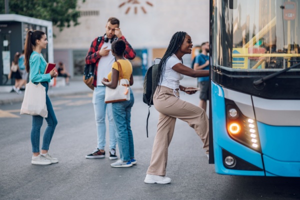Les prestataires de transports rencontrent souvent des difficultés pour recouvrer les amendes qu’ils infligent aux voyageurs. En cause, les coordonnées, souvent peu fiables, communiquées par les voyageurs eux-mêmes. Une solution leur est proposée…