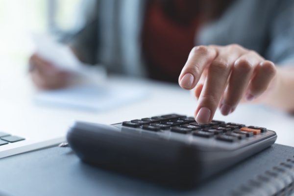 Vente annulée, marchandise impayée, erreur de taux, oubli… Autant de situations susceptibles de nécessiter une correction du montant de la TVA collectée ou déduite. Mais attention, cette correction n’est possible que pendant un certain temps. Explications…