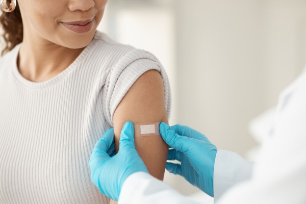 L’optimisation du parcours de santé des patients est un objectif qui est poursuivi en continu afin d’améliorer le temps médical des diverses professions de santé. Pour suivre cet objectif, la capacité de vacciner a été étendue à d’autres professionnels. Ce qui implique des adaptations…