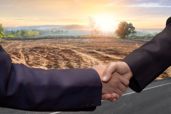 Afin qu’une société soit valablement formée, un certain nombre de démarches doivent être effectuées, dont son immatriculation au registre du commerce et des sociétés (RCS). Cependant, avant que cela ne soit fait, le ou les futurs gérants de la société peuvent être amenés à agir au nom de celle-ci. Dans quelles conditions est-ce valable ?