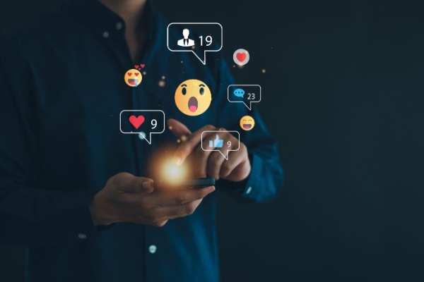 Les applications mobiles sont devenues omniprésentes dans le quotidien de toutes et tous. Que ce soit pour le divertissement ou la gestion du quotidien, elles ne peuvent plus être évitées, alors que, du fait de leur présence sur les téléphones des utilisateurs, elles ont accès à de nombreuses informations d’ordre privé…