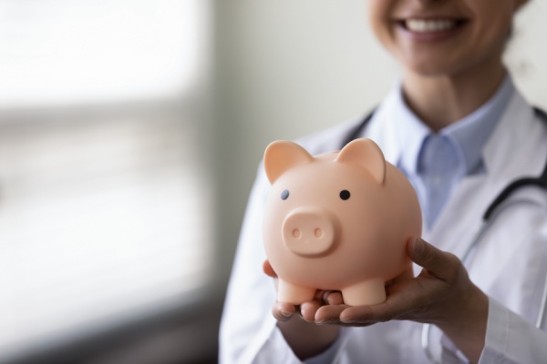 L’assurance de garantie des salaires (AGS) a pour objet de prendre en charge le paiement des sommes dues aux salariés en cas de défaillance dans l’entreprise. Sont notamment couvertes les sommes dues à l’occasion de la rupture du contrat de travail. Mais est-ce aussi valable en cas de prise d’acte et de résiliation judiciaire du contrat de travail ? Réponse (inédite) du juge…