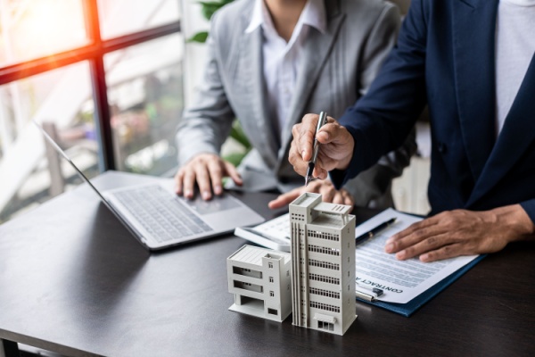 Pour certains projets immobiliers, un permis de construire peut également valoir autorisation d’exploitation commerciale. Une autorisation qui est néanmoins limitée dans le temps. Une limitation qui évolue…
