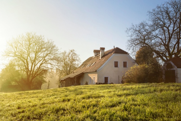 Dans les baux ruraux, comme les baux d’habitations, le montant du fermage peut être révisé. Mais quand le bien objet du bail a connu des évolutions pendant la durée du contrat du fait du locataire, comment se calcule cette revalorisation ?