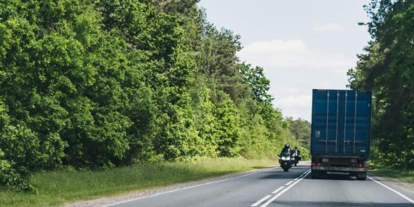 Shutterstock_circulationmototransportmarchandises-1