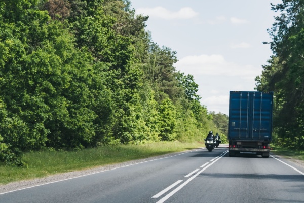 Quelles sont les règles de circulation applicables en 2025 aux poids lourds, aux deux-roues et aux trois-roues motorisés ? Entre prolongement d’expérimentation et dates ponctuelles d’interdiction de circulation, faisons le point.