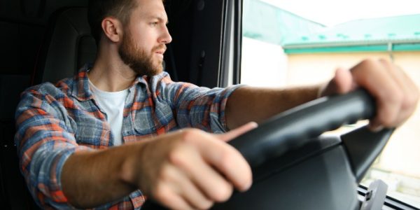 Shutterstock_conducteurroutiertempstravail-1