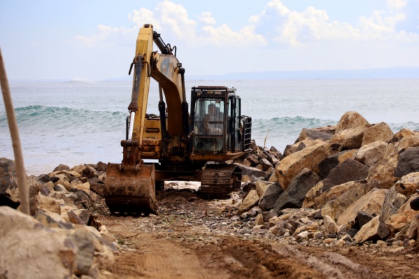Parce qu’ils peuvent connaître des climats radicalement différents de la métropole, les territoires d’Outre-mer ont des règles de construction différentes. Dans le cadre de plusieurs mises à jour successives de la règlementation, des assouplissements et précisons sont entrés en vigueur en ce début d’année 2025. Revue de détails.