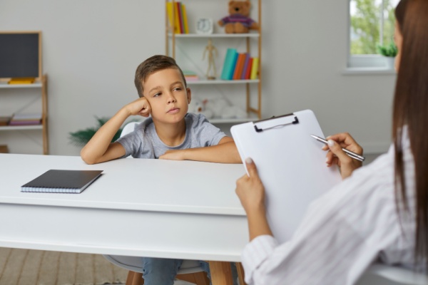 Dans le cadre du suivi des enfants présentant des troubles du neuro-développement, des professionnels de santé et des établissements spécialisés peuvent être amenés à coopérer afin d’assurer un suivi plus efficace des enfants. La mise en place de ces collaborations se matérialise par la signature d’un contrat entre eux, dont un nouveau modèle vient d’être mis en place…
