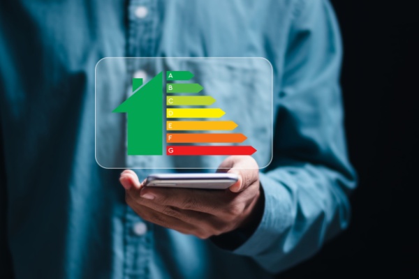 Le 1er janvier 2025 est une nouvelle étape dans la chasse aux passoires thermiques. Sauf exception, les logements notés « G » par un diagnostic de performance énergétique (DPE) ne peuvent plus être mis en location. Quelles sont les conséquences pratiques, notamment pour les contrats en cours ?