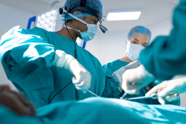 Les infirmiers en fonction en bloc opératoire peuvent être autorisés à exercer certains gestes médicaux supplémentaires. Les conditions dans lesquelles cette autorisation peut être délivrée ont été précisées…