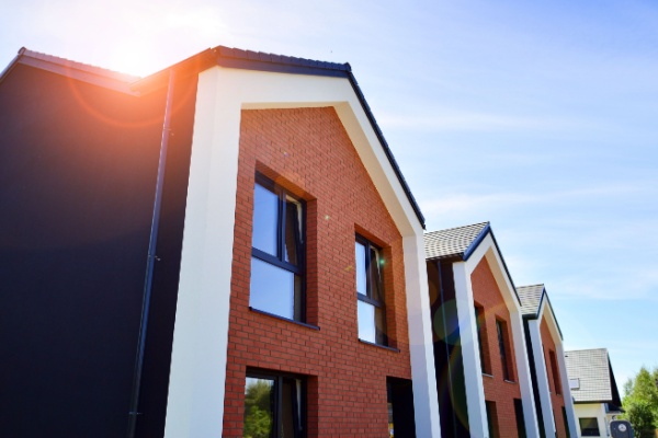 Afin de répondre aux besoins spécifiques de Mayotte et de la Guyane en termes de logements, une expérimentation a été lancée en 2021 pour proposer de nouveaux biens à la location à des conditions très avantageuses pour les personnes les plus défavorisées. L’État poursuit son investissement sur le sujet…