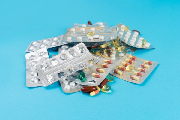Afin de lutter contre la soumission chimique, l’Agence nationale de sécurité des médicaments et des produits de santé (ANSM) appelle les laboratoires pharmaceutiques à rendre leurs médicaments détectables.