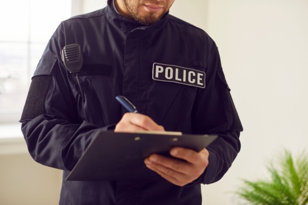 Les entreprises qui mettent à disposition de la gendarmerie nationale des salariés réservistes pendant les heures de travail peuvent, toutes conditions remplies, bénéficier d’un crédit d’impôt au titre du mécénat. Mais qu’en est-il des salariés mis à disposition de la réserve opérationnelle de la Police nationale ? Réponse de l’administration fiscale…