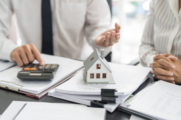 Les locataires de logement sociaux doivent payer, sous certaines conditions de revenus, un supplément de loyer solidarité qui est plafonné à certains montants désormais connus pour 2025. Focus.