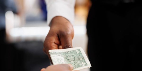 Shutterstock_pourboireexonerationsociale