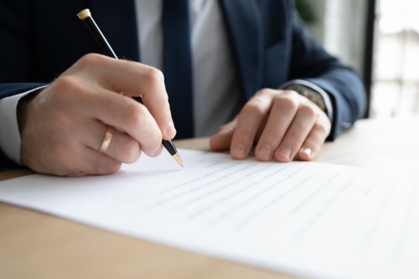 La promesse unilatérale de vente permet au propriétaire d’un bien de s’engager sur la vente d’un bien auprès d’un bénéficiaire qui pourra choisir de lever l’option, c’est-à-dire d’acheter le bien. Mais quand le temps entre la promesse et la levée d’option est long, des désaccords peuvent naitre sur le prix…