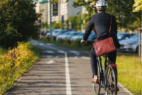 Une société qui achète une flotte de vélos pour les mettre à la disposition de ses collaborateurs peut, toutes conditions remplies, bénéficier d’une réduction d’impôt, mais dans certaines limites qui viennent de faire l’objet de précisions…