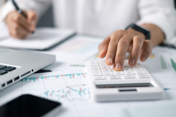 Au cours du contrôle fiscal d’une entreprise, l’administration peut refuser la déduction d’une charge qu’elle estime anormale et redresser personnellement son dirigeant au titre des revenus réputés distribués. Toutefois, si la procédure de contrôle de l’entreprise se révèle irrégulière, cela a-t-il des conséquences sur l’imposition du dirigeant au titre de ces distributions ? Réponse de l’administration…
